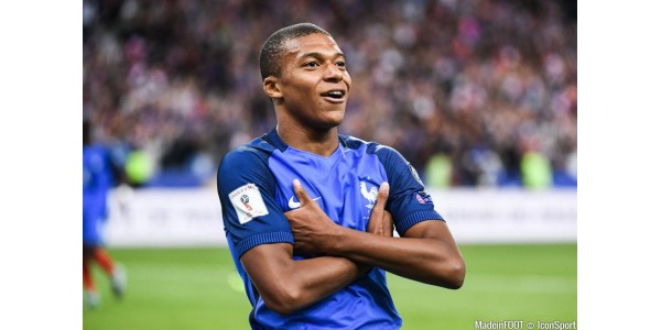 Mbappé marca para a França